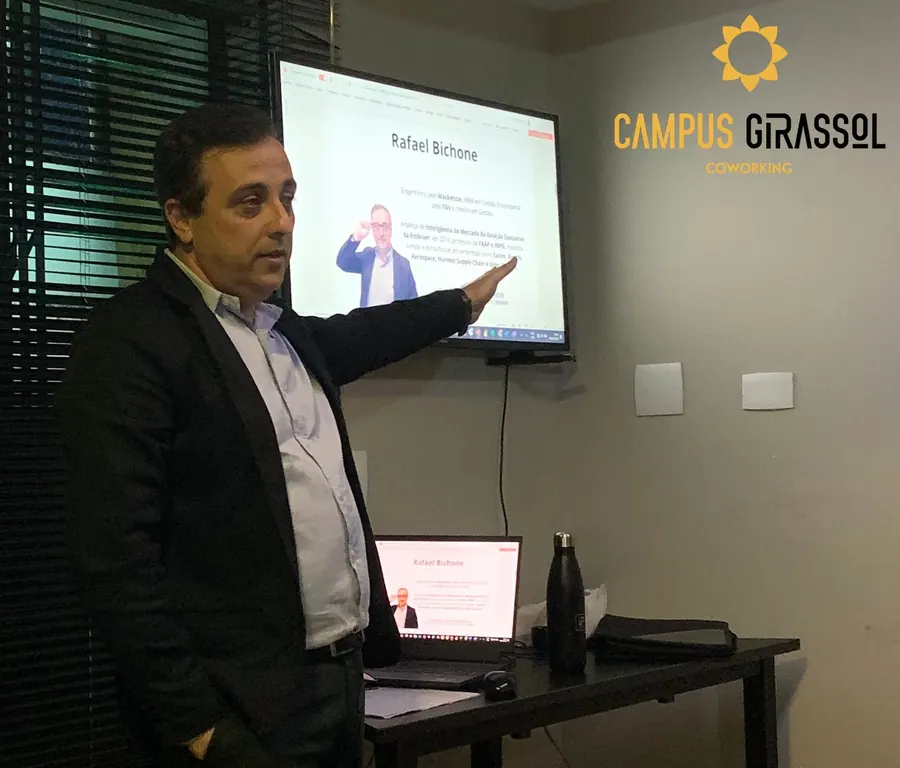 Equipe trabalhando na área comum